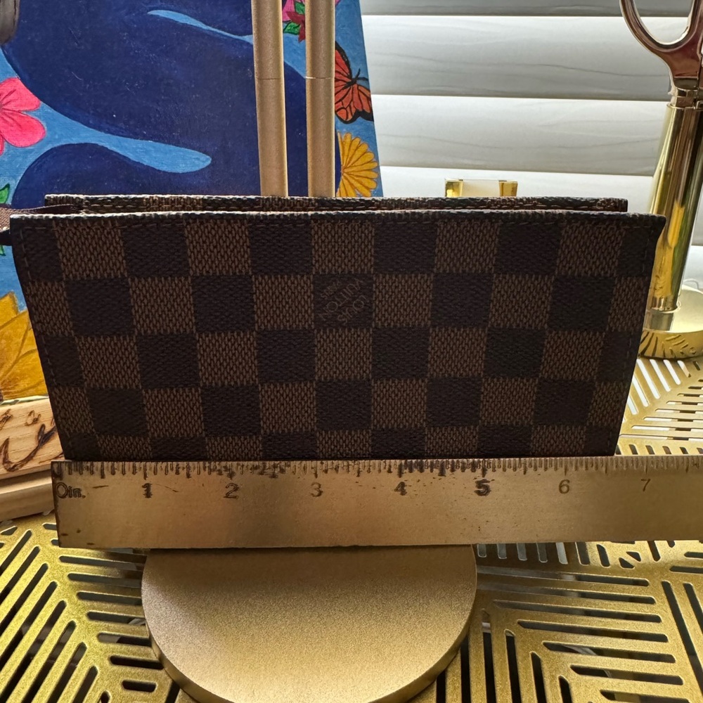 Louis Vuitton
Damier Ebene Pattern Coated Canvas Marais Bucket Pouch - Picture 6 of 8